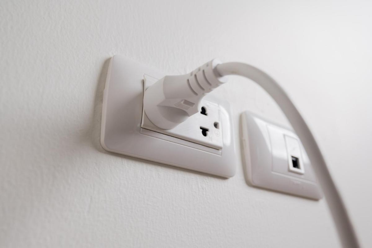 Four Good Reasons to Upgrade Your Outlets to Three-Prong Outlets