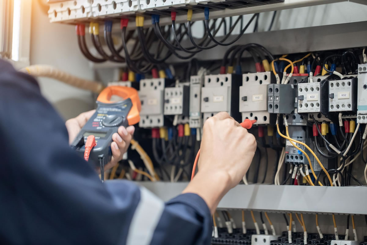 5 Reasons Why You Should Hire an Electrician