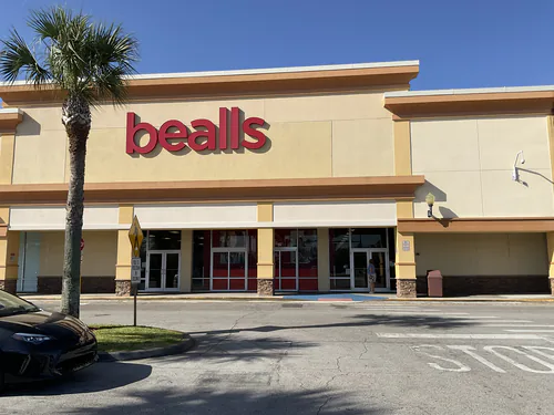 Bealls storefront in Orlando with the entrance doors and parking lot in front