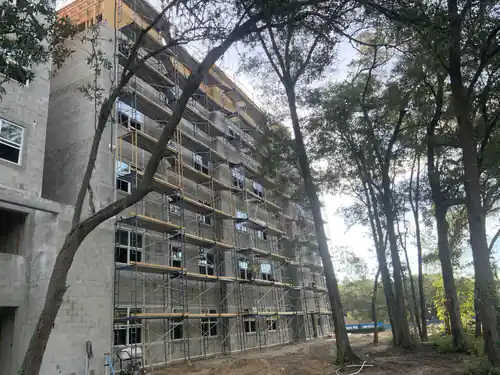 Scaffolding across the block face of the Hawthorne Heights apartment building